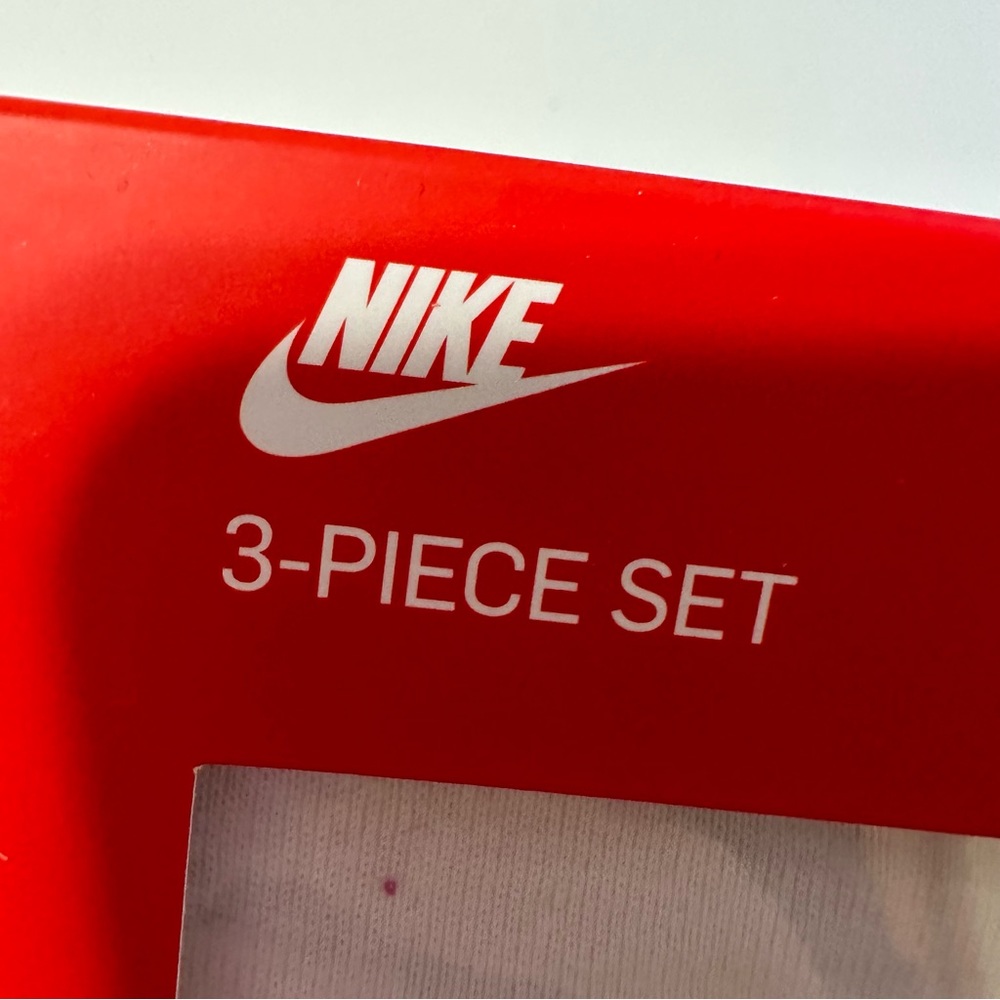 Nike Baby Gift Set - Picture 5 of 6